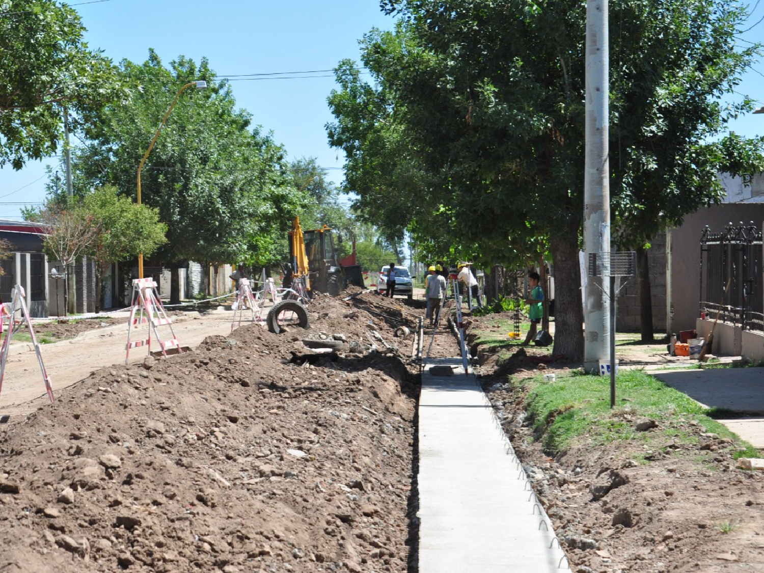 La obra de cordón cuneta avanza en barrio San Cayetano