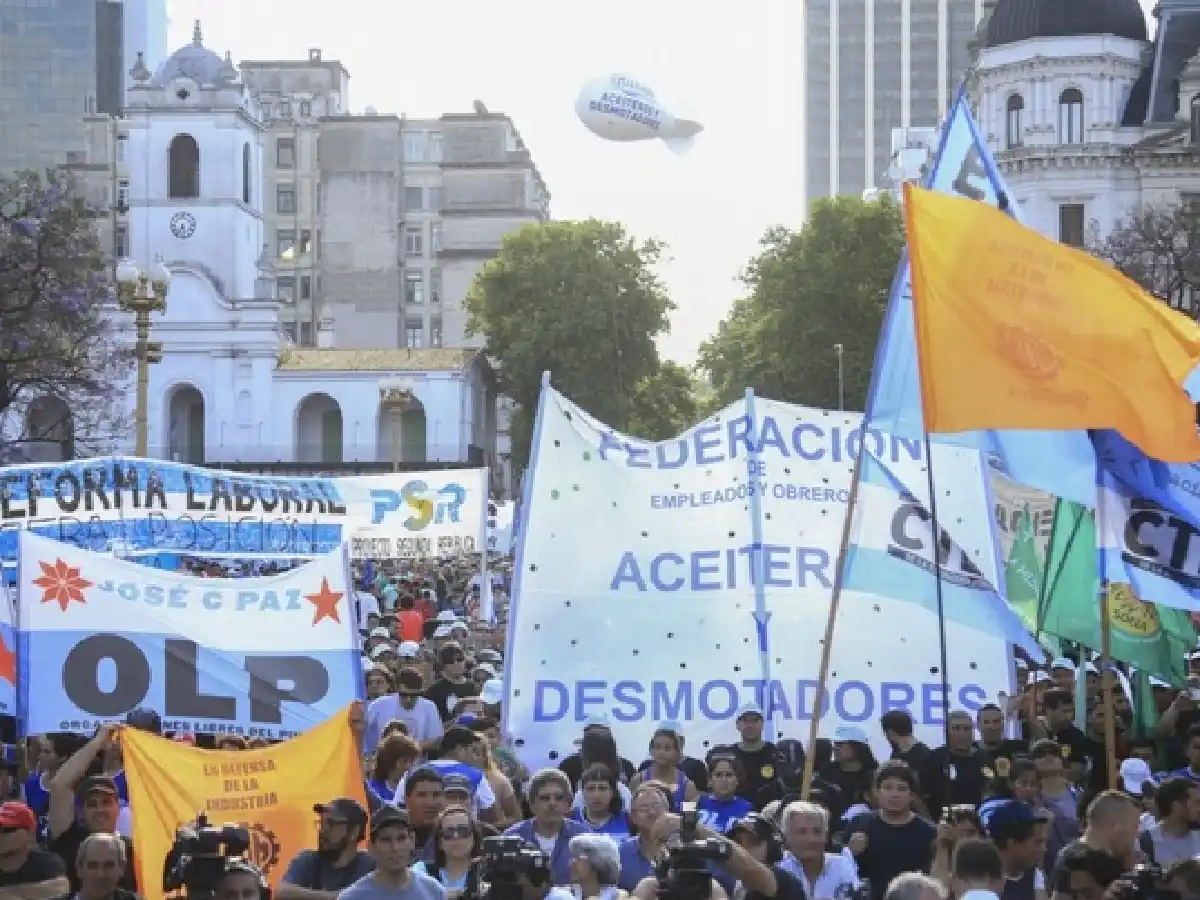 Masiva marcha contra el Gobierno y sus reformas