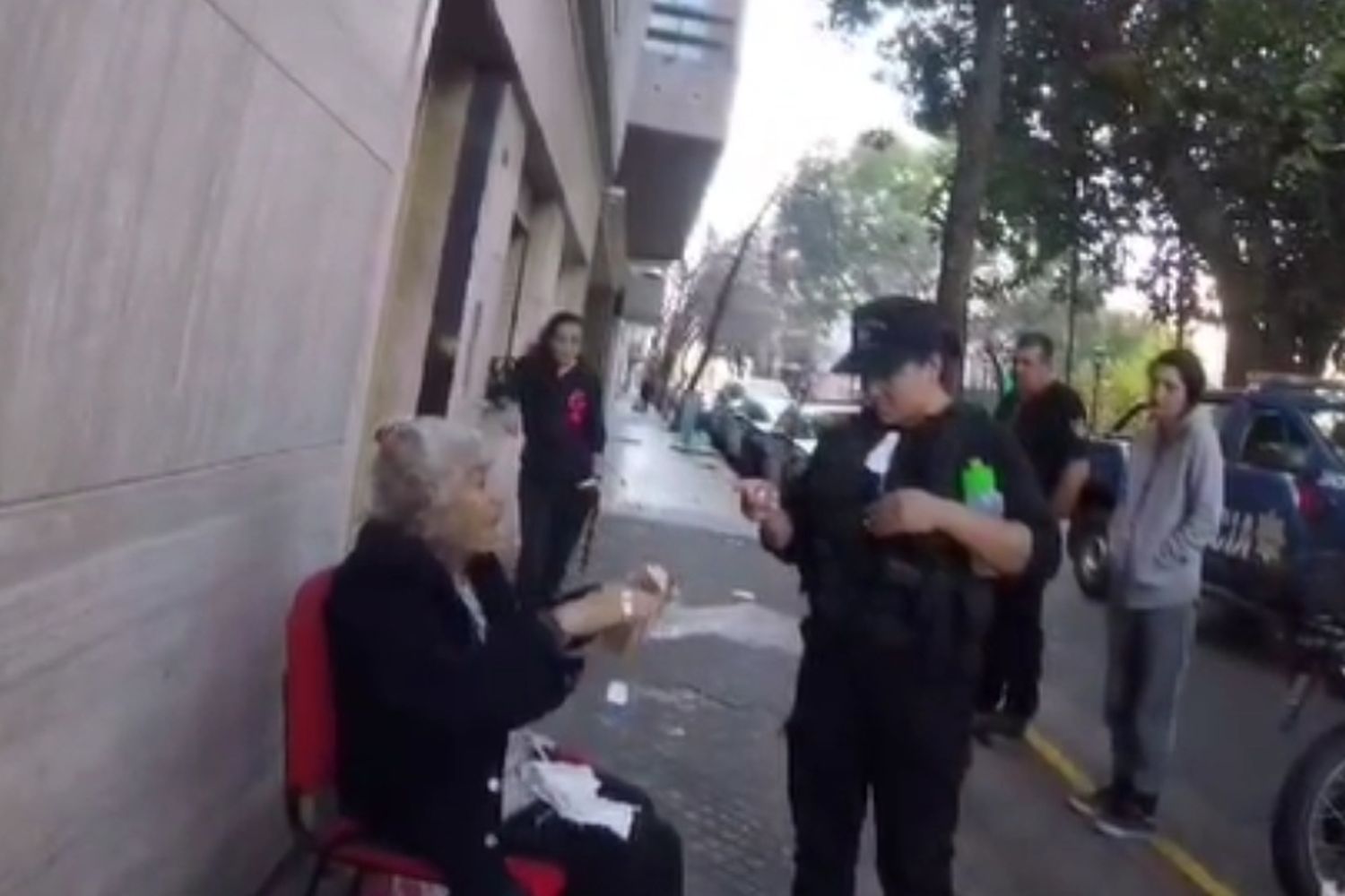 Policía ayudó a una persona en situación de calle.