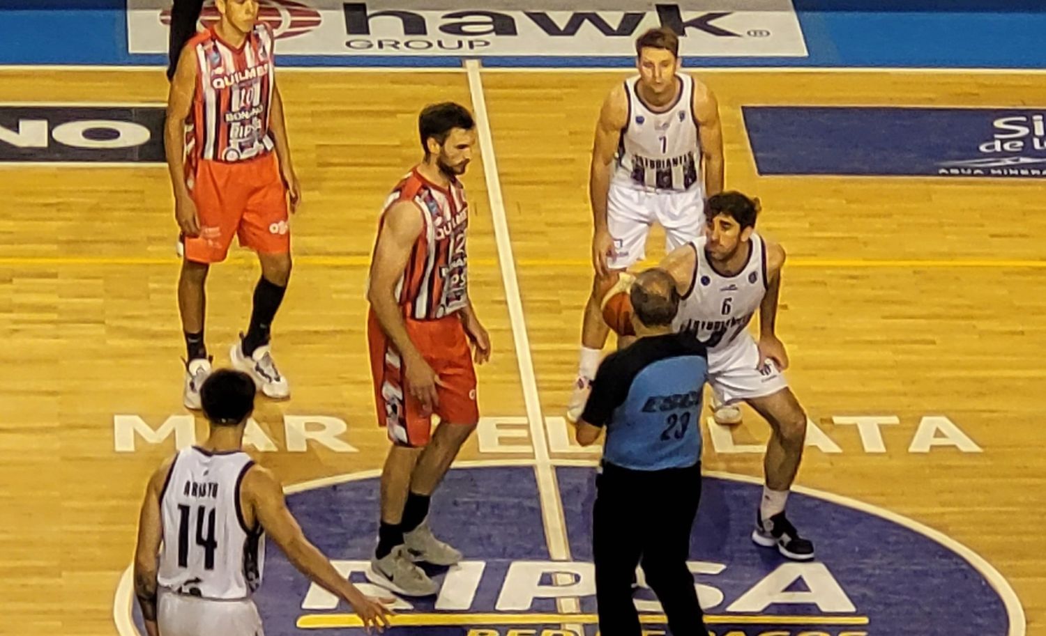 Quilmes comenzó la serie de partidos en casa con una derrota