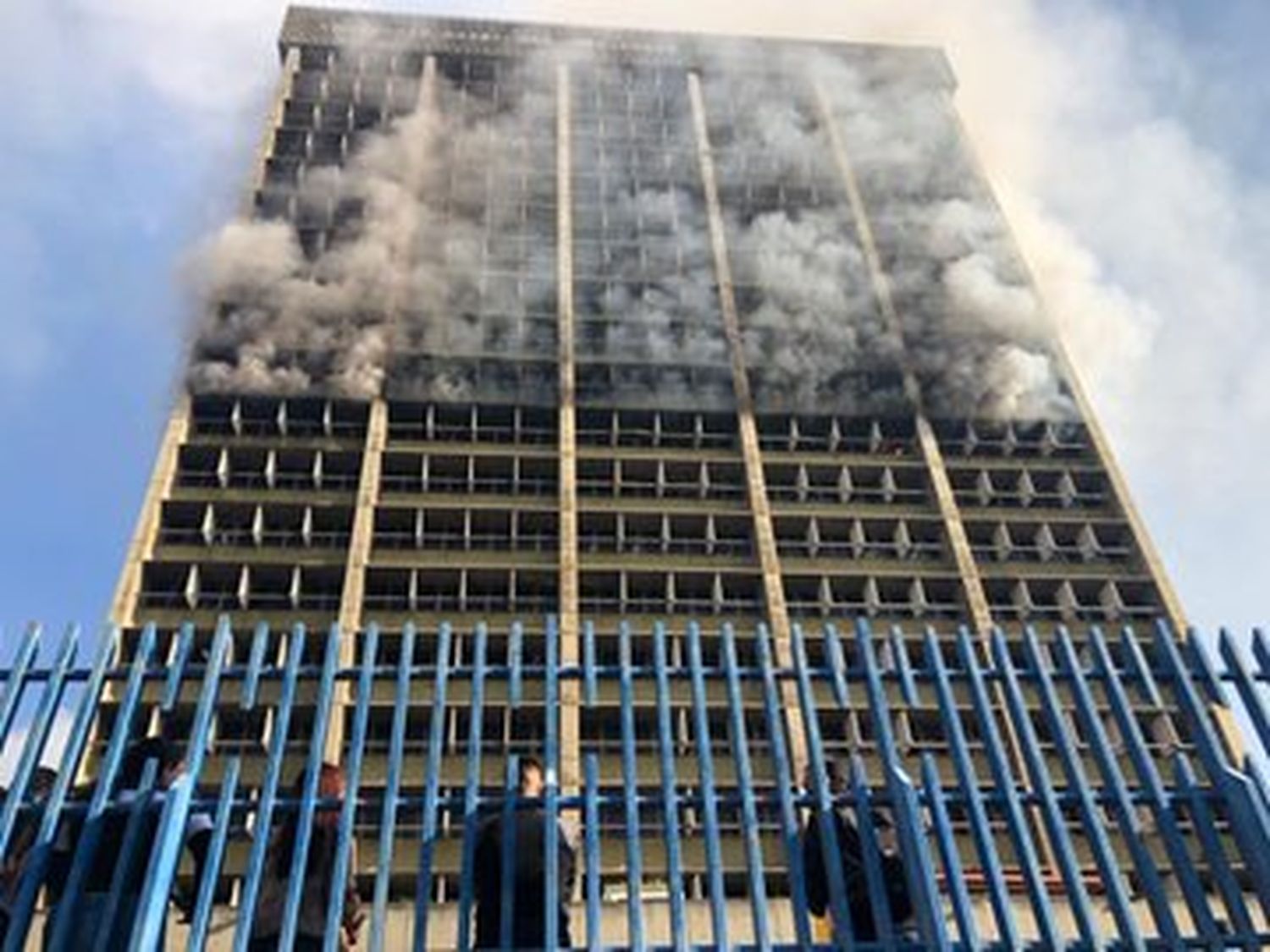 EN LLAMAS la sede del Ministerio de Educación en Caracas