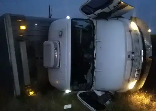 Vuelco de un camión en la Autovía General Artigas 