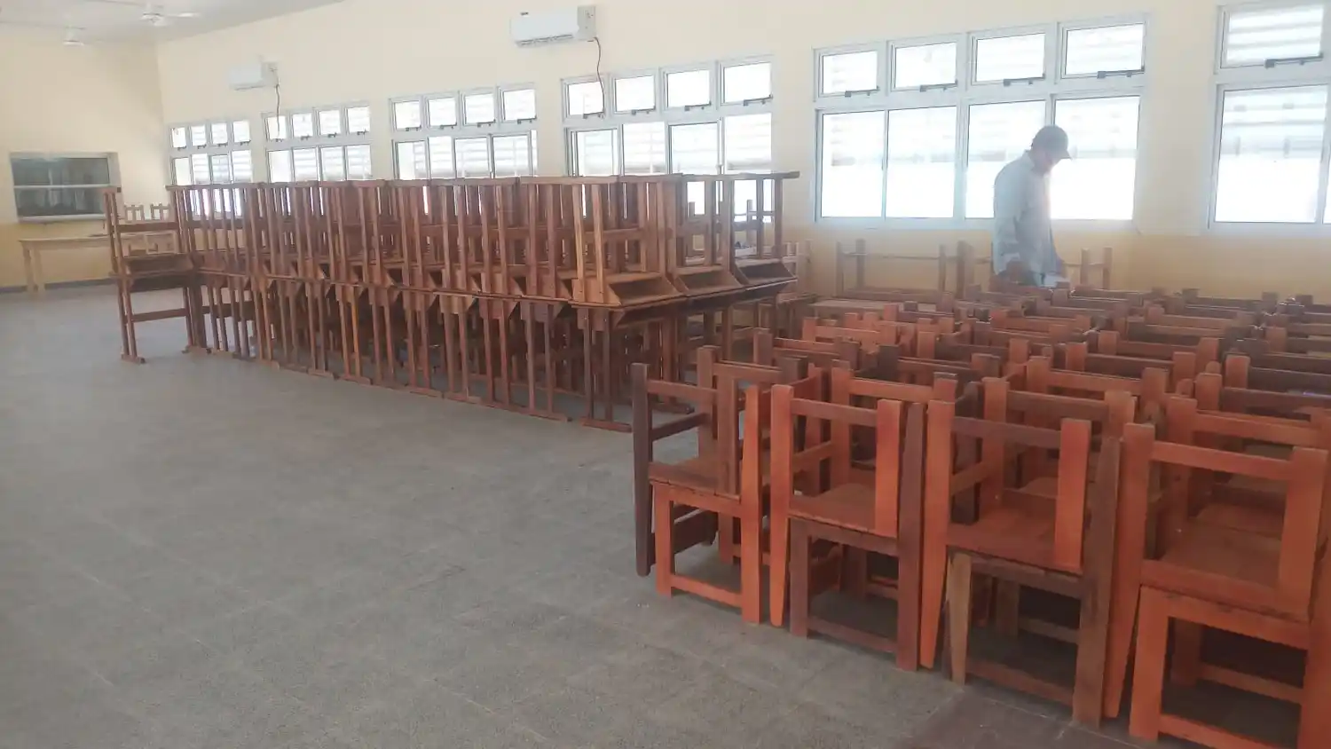 Consorcios madereros siguen equipando las instituciones educativas próximas a inaugurar