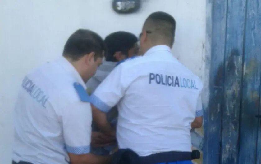 Vecinos atraparon a un joven que había arrebatado un celular
