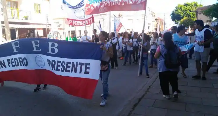 Docentes marcharon al Municipio