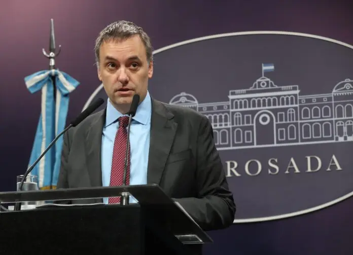 Adorni precisó que ya son 15.000 los despedidos del Estado nacional