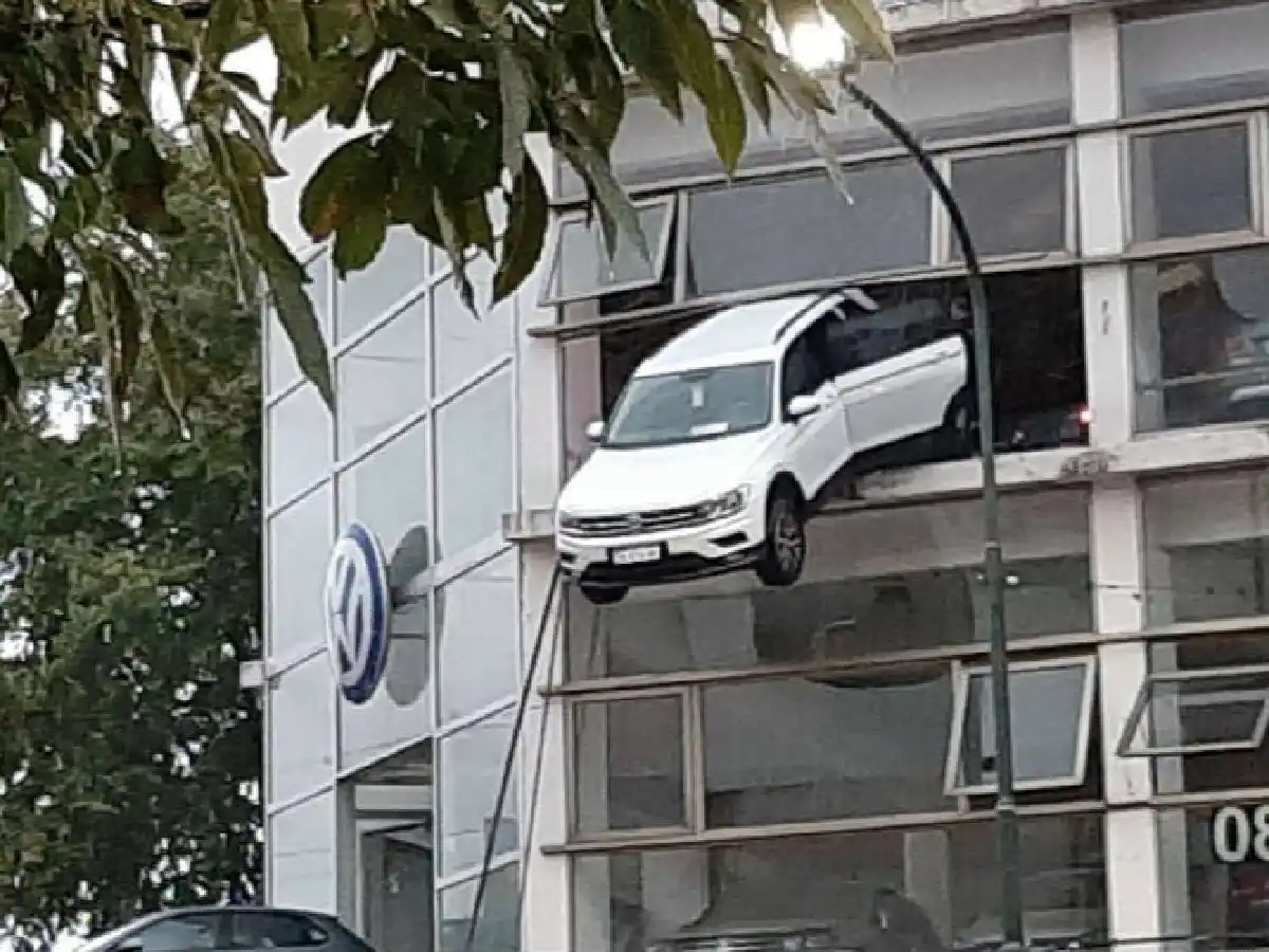 No es una publicidad: un auto quedó colgando del segundo piso de un concesionario