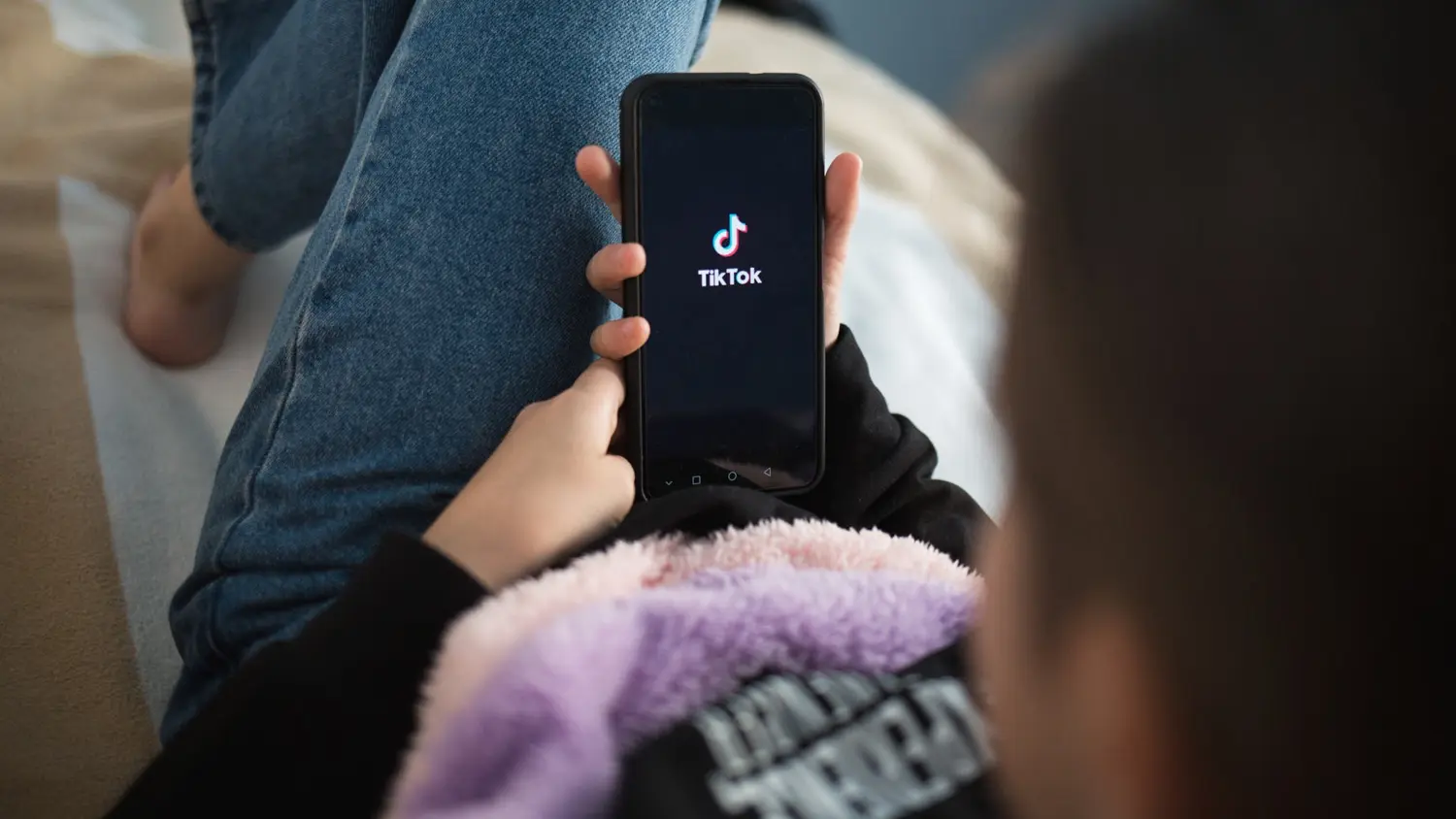 Helvecia: investigan a una mujer por filmar a niñas y adolescentes y publicar los videos en TikTok