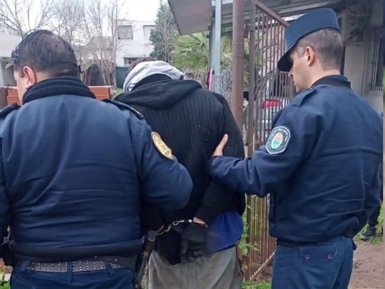 Un gualeguaychuense salió al patio de su casa y se encontró con un delincuente