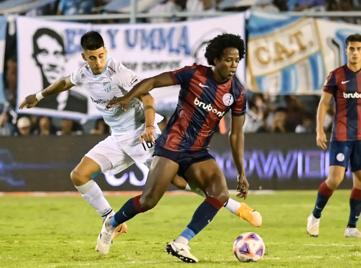 El colombiano Carlos Sánchez maniobra en el mediocampo.
