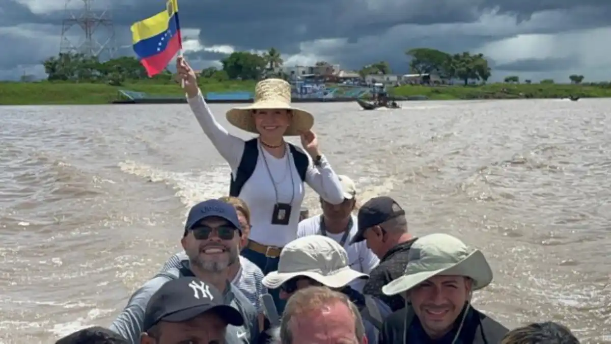 MARIA CORINA FLUVIAL: parece que le agarró el gusto a la curiara y ahora no viaja en otro medio de transporte (FOTOS+VIDEO)