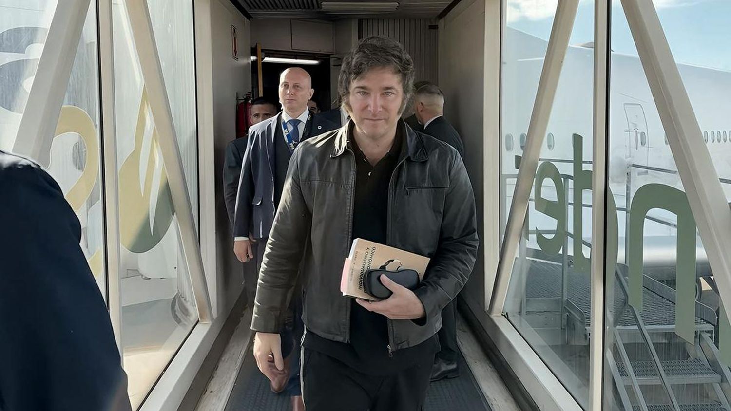 El presidente Javier Milei tras aterrizar en el Aeropuerto Internacional de Ezeiza