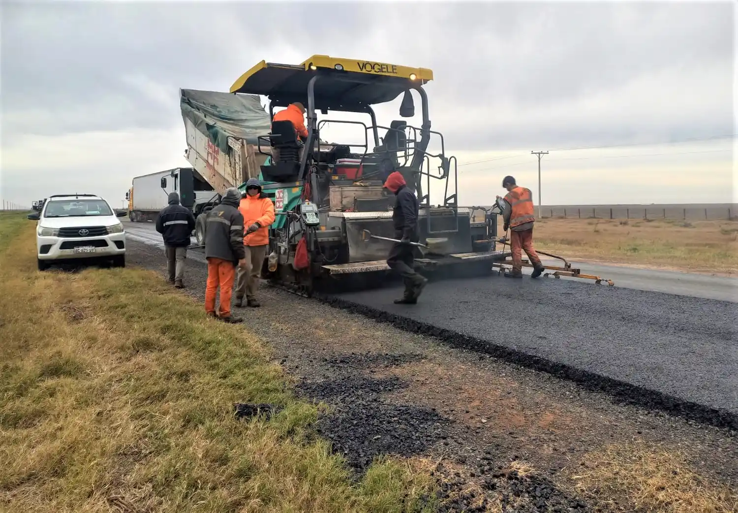 Personal de Vialidad en plena tarea.