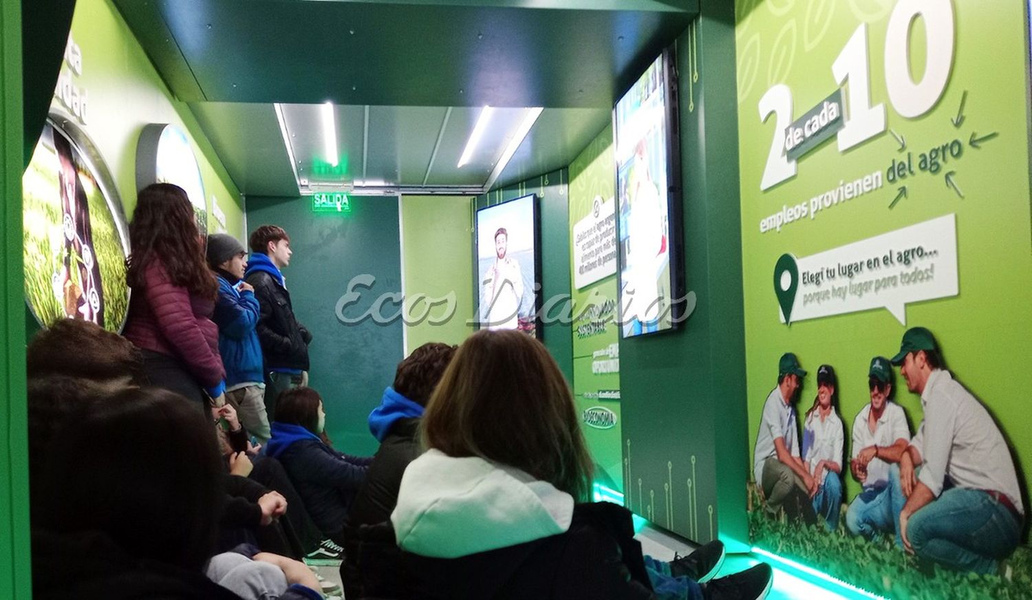 Aula interactiva. Los estudiantes recorriendo las instalaciones
