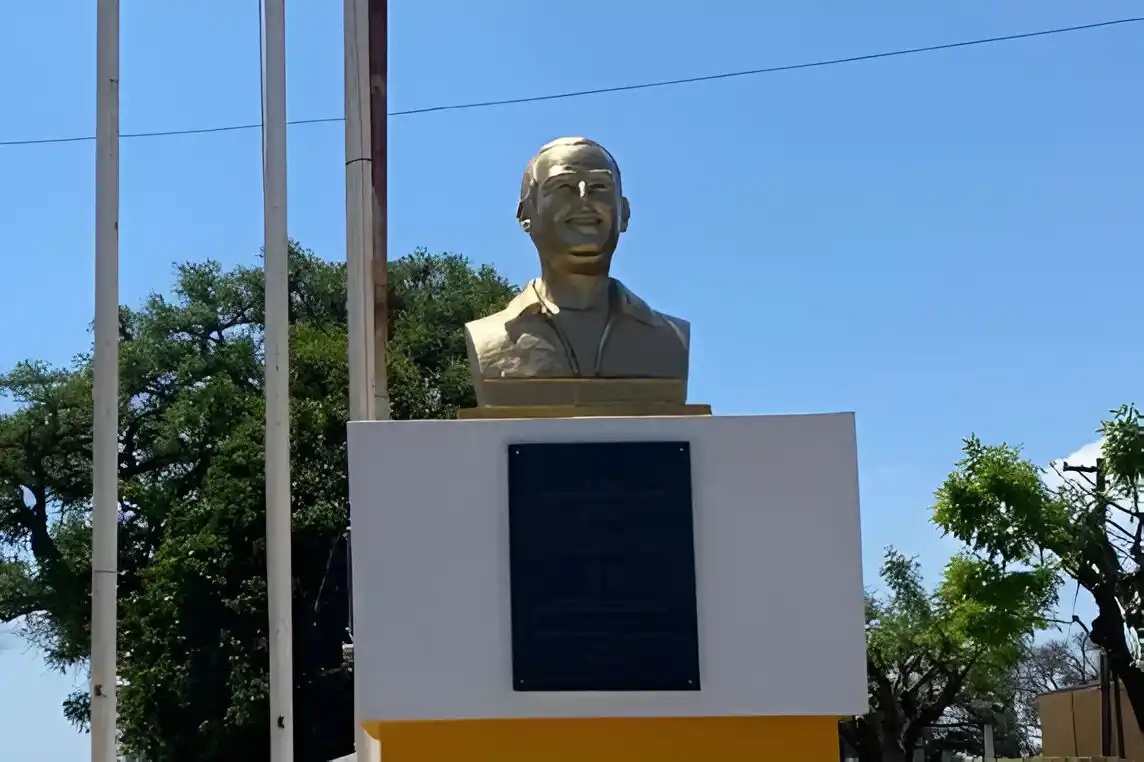El busto que recuerda a Perón, ubicado en la esquina de Sarmiento y la calle que lleva su nombre.