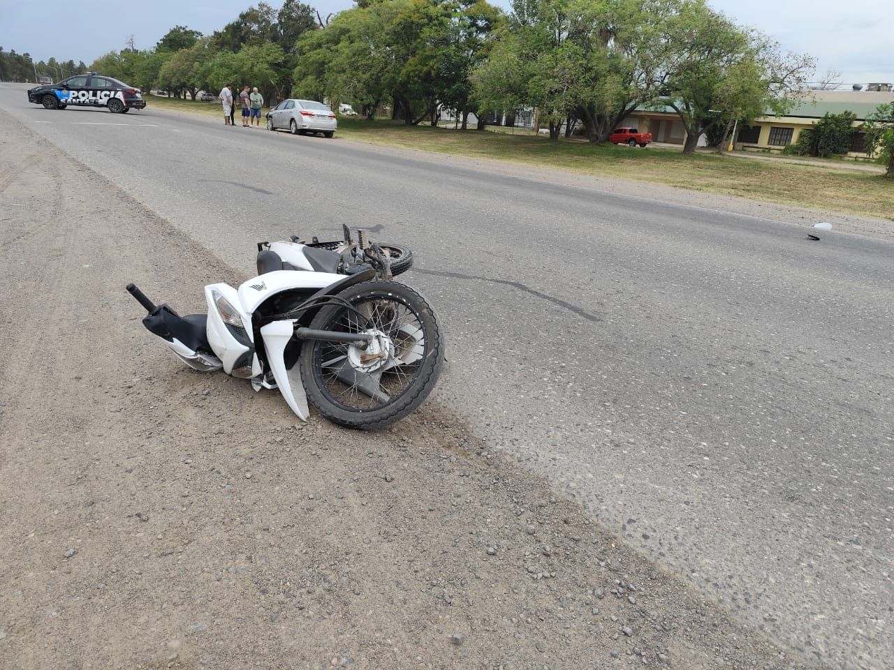Gran susto para un motociclista: chocó contra un auto en la Ruta Nacional 34 y terminó lesionado