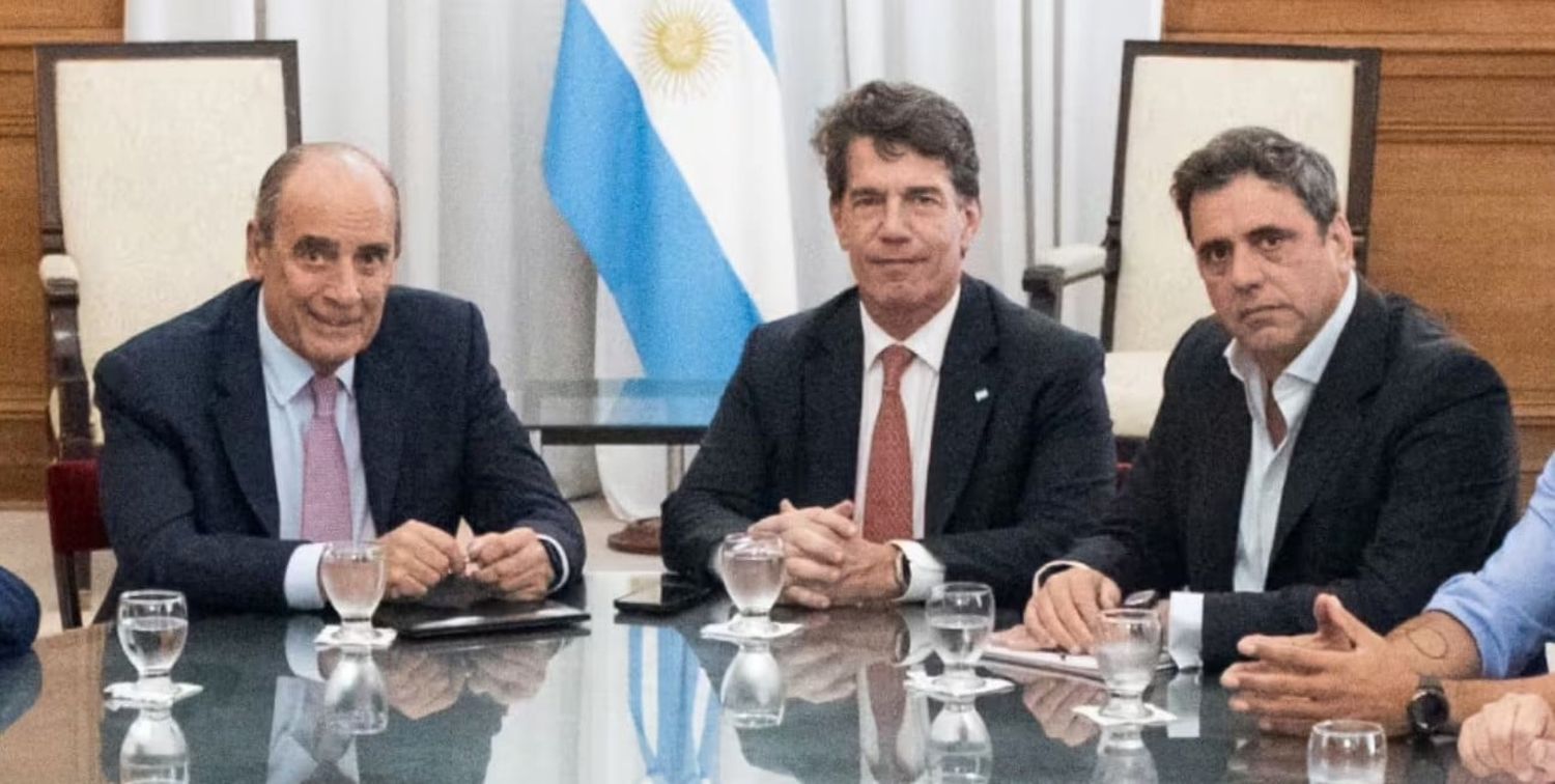 Guillermo Francos (izquierda), quien reemplaza a Nicolás Posse (centro), junto a Lisandro Catalán, futuro secretario de Interior (derecha).