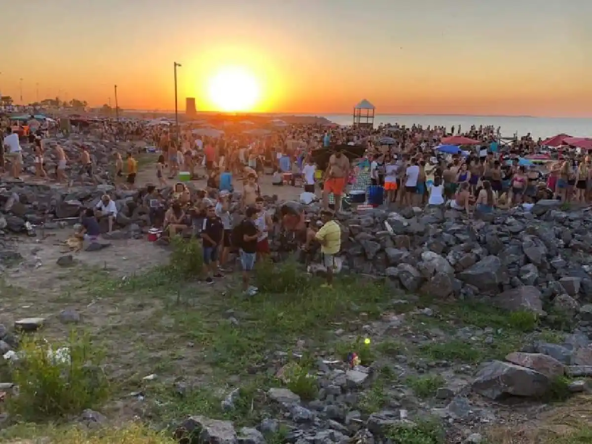 Las playas de Miramar llenas de gente y sin control en plena pandemia