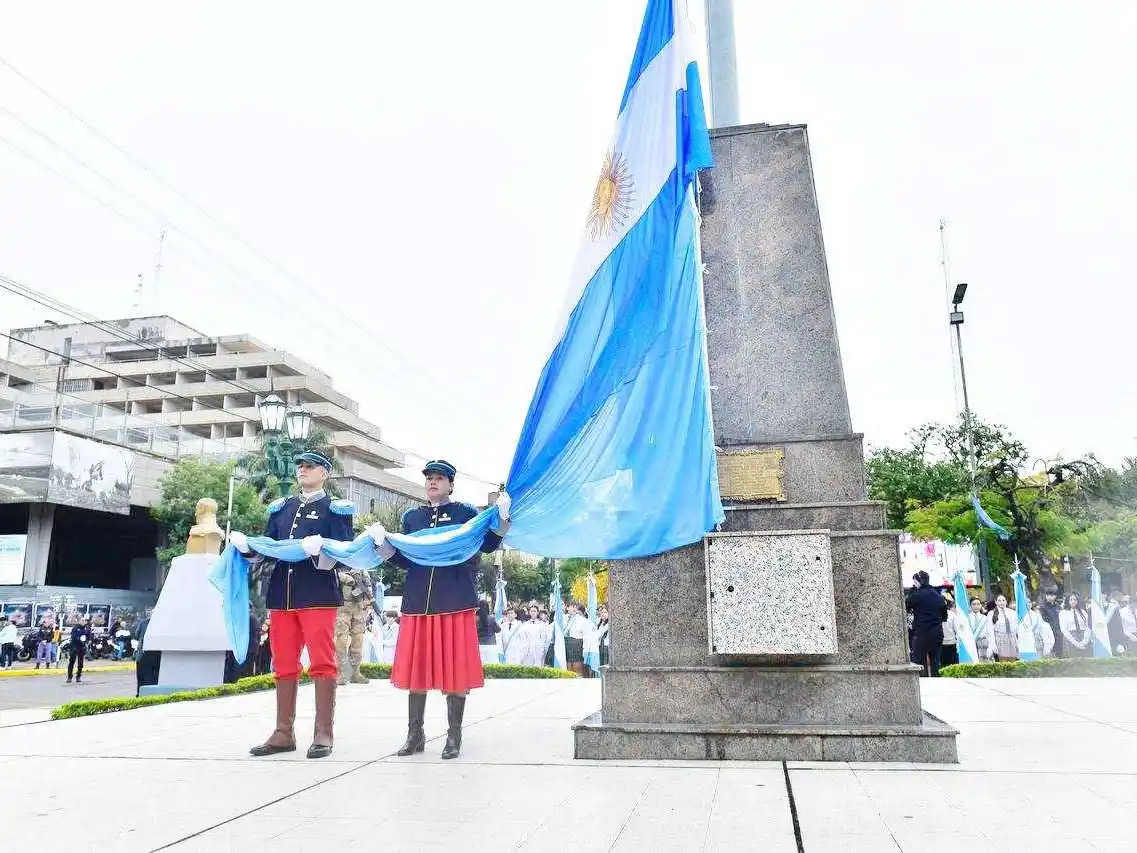 El gobernador encabezó el acto por el 216.o
aniversario de la Revolución de Mayo