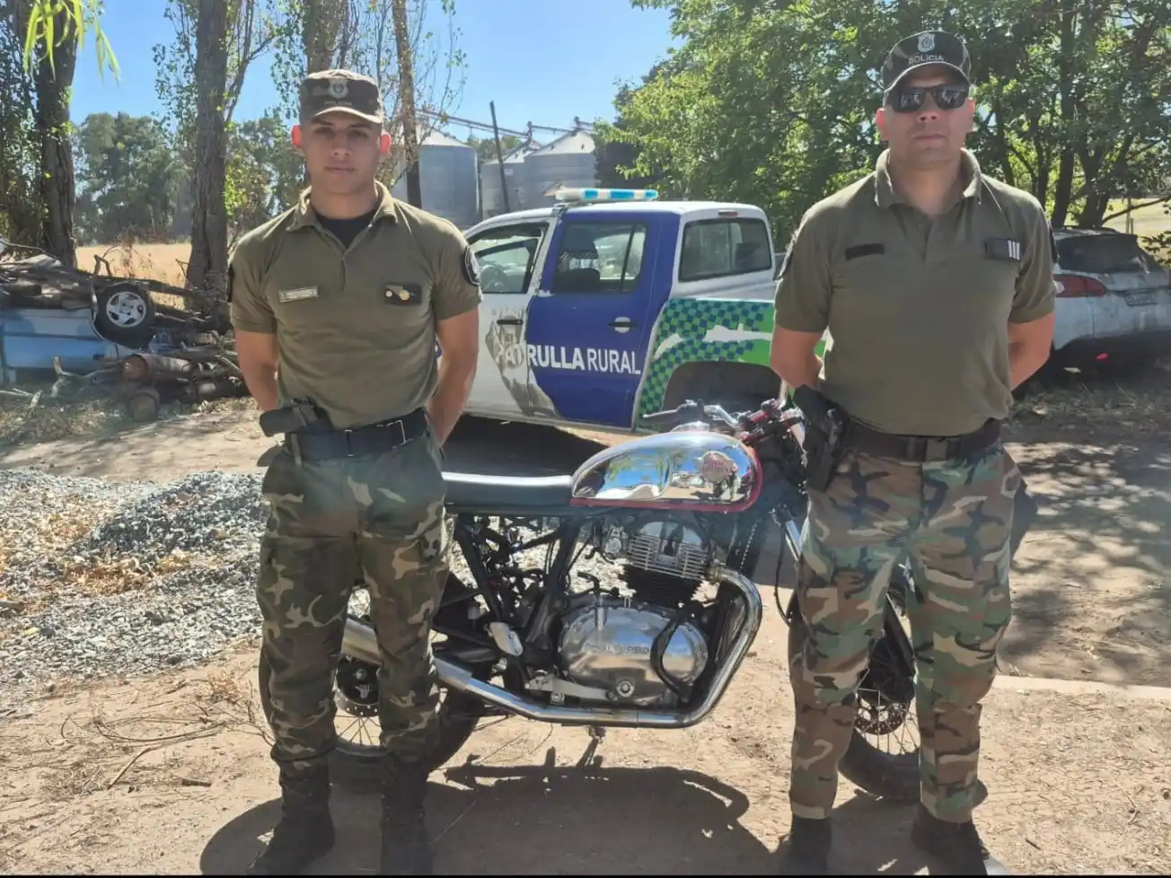 La moto, una Royal Enfield Interceptor 650, fue decomisada por los efectivos y entregada a su dueño.