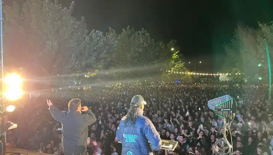Amar Azul brindó un show gratuito en el Playón del Dique.