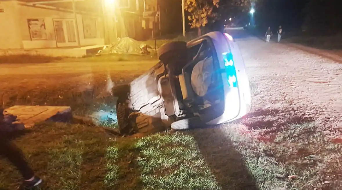 Un auto cayó en una zanja de desague: el conductor tenía 1.99 de alcohol en sangre