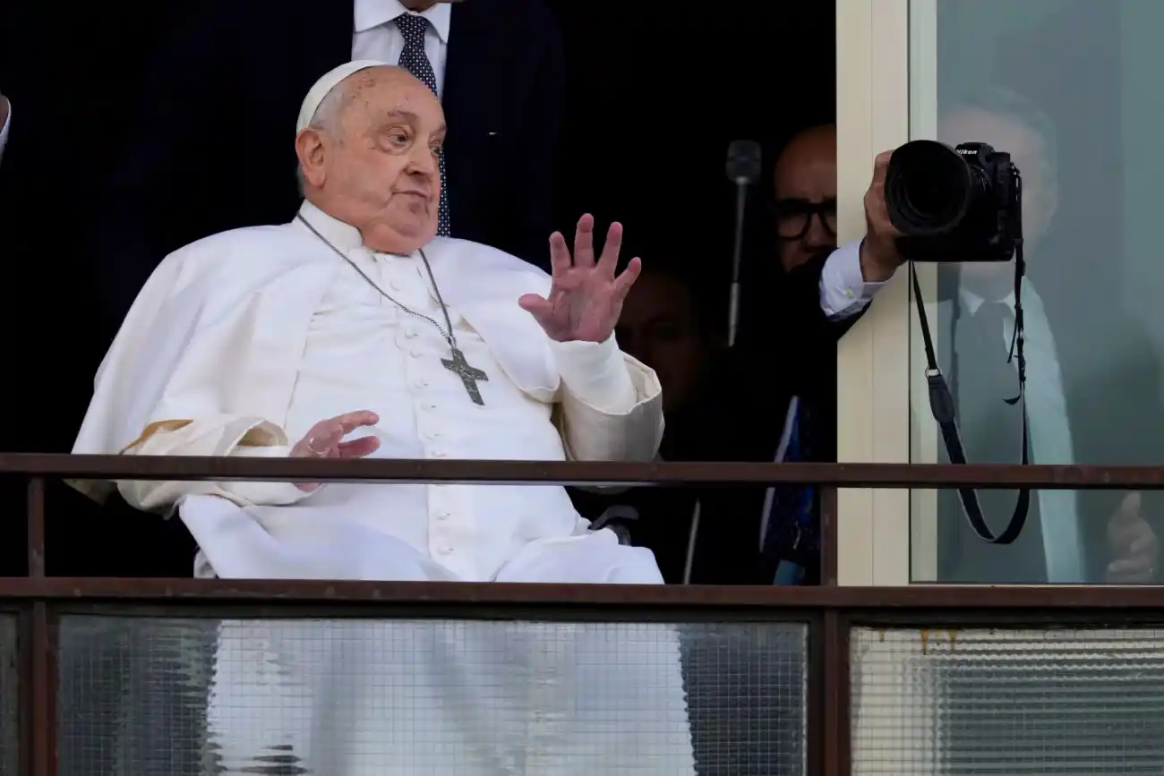 El papa Francisco saluda desde un balcón del Policlínico Agostino Gemelli en Roma, el domingo 23 de marzo de 2025 (foto: AP / Domenico Stinellis)