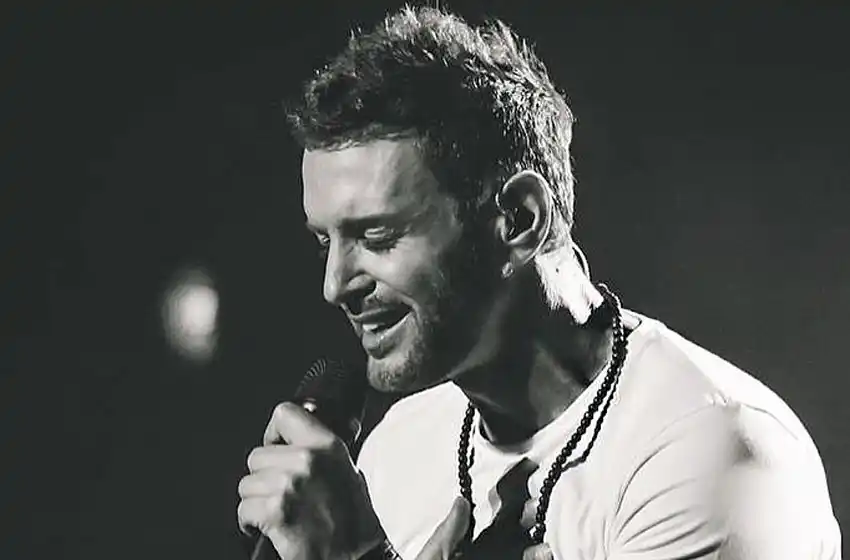 Video: desmejorado, Axel reapareció públicamente tras ser denunciado por abuso sexual