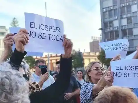 La movilización de la Intersindical en defensa de Iosper coincide con el inicio del tratamiento en comisiones del Senado del proyecto de creación de OSER