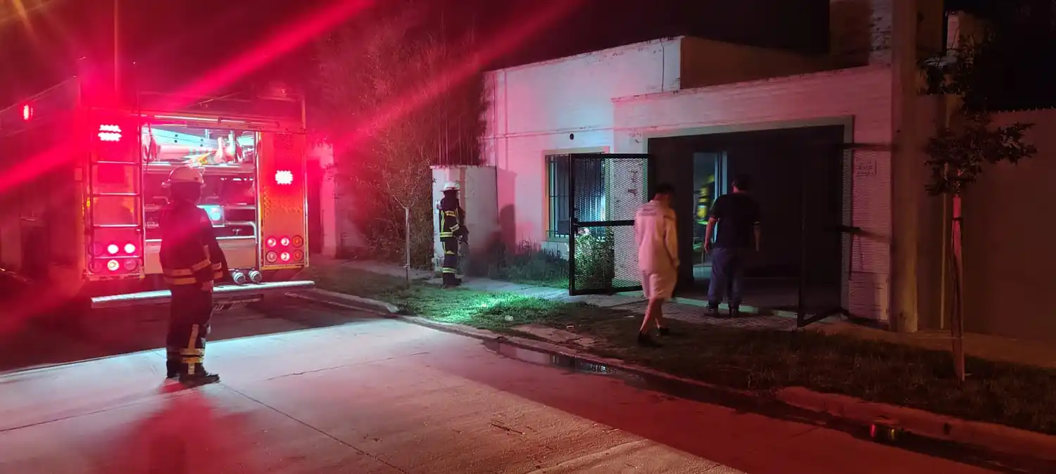 Los bomberos en plena tarea.