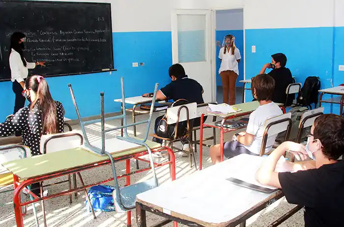 Piden más controles fuera de la escuela y que refuercen los cuidados frente a los contagios