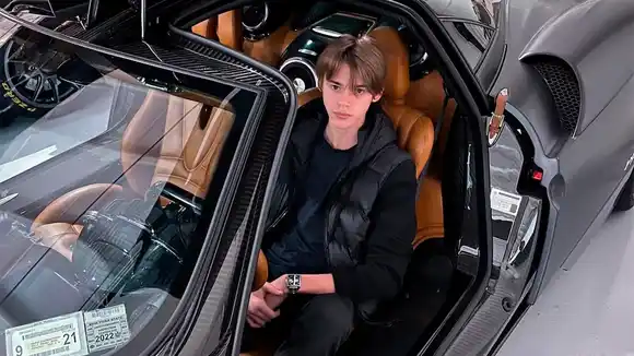 Felipe Fort atropelló con su auto BMW a una joven que iba en monopatín