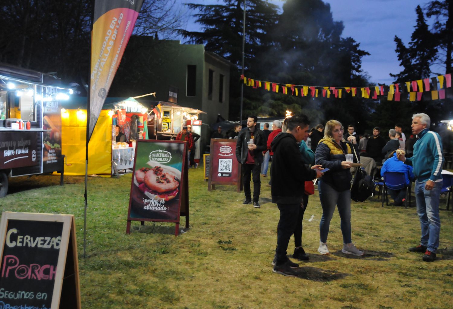 Las condiciones climáticas marcaron el debut de la tradicional fiesta de la cerveza en la isla del Lago