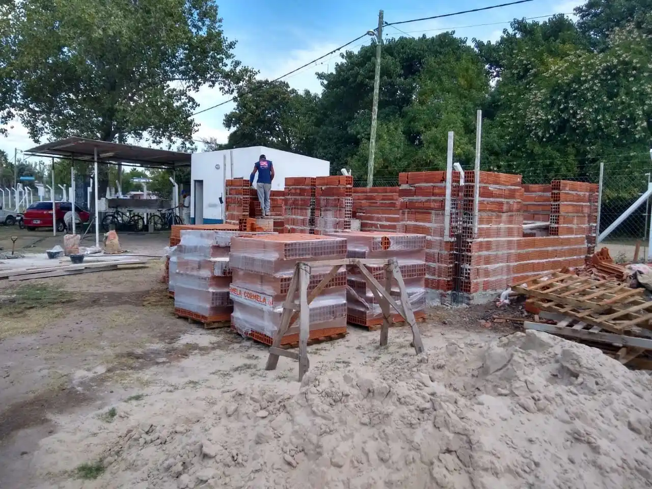 El Club Atlético Libertad, próximo a cumplir 80 años de vida institucional, está realizando obras en su sede y en su estadio "25 de Junio".