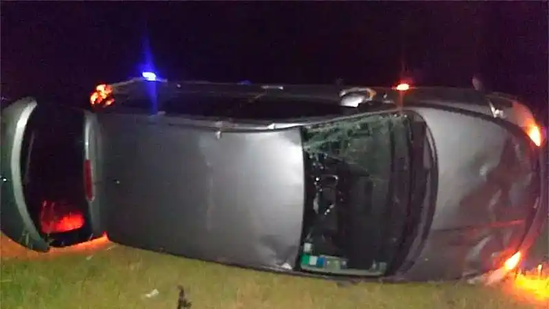 Un artista que pasó por la Fiesta del Pescado y el Vino volcó en su auto junto a su familia