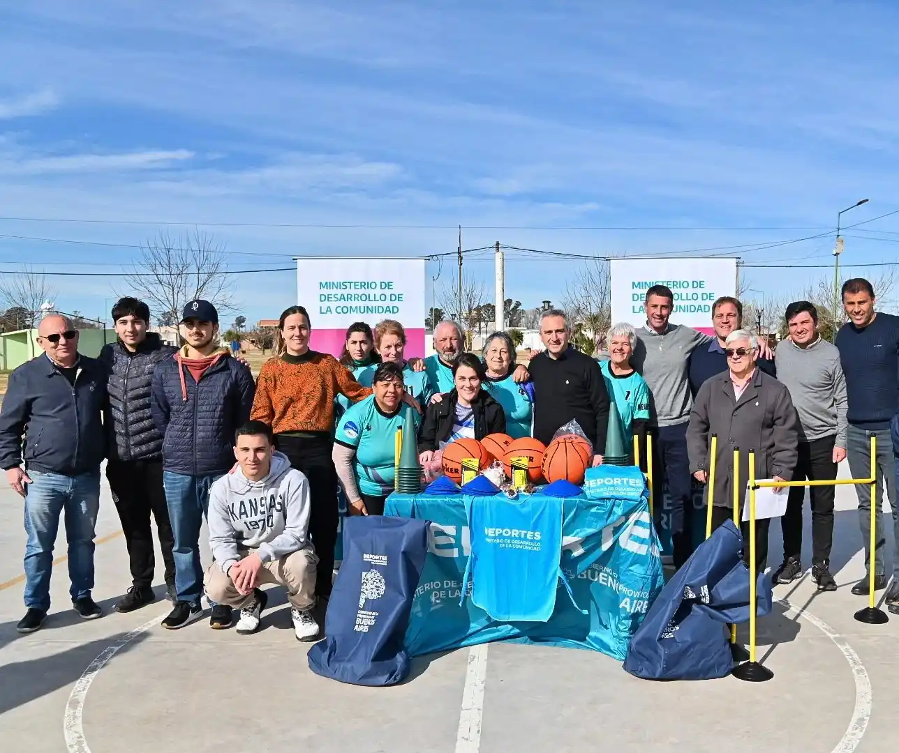 Larroque entregó mejoras habitacionales y equipamiento deportivo en Pila