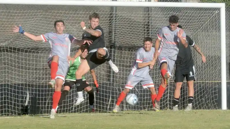 FOTO LA NUEVA Liniers y Atlético Ayacucho empataron en Bahía Blanca.