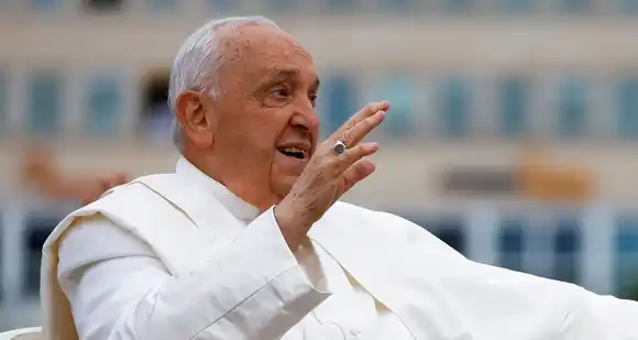El Papa Francisco sigue estable y muestra leves mejorías