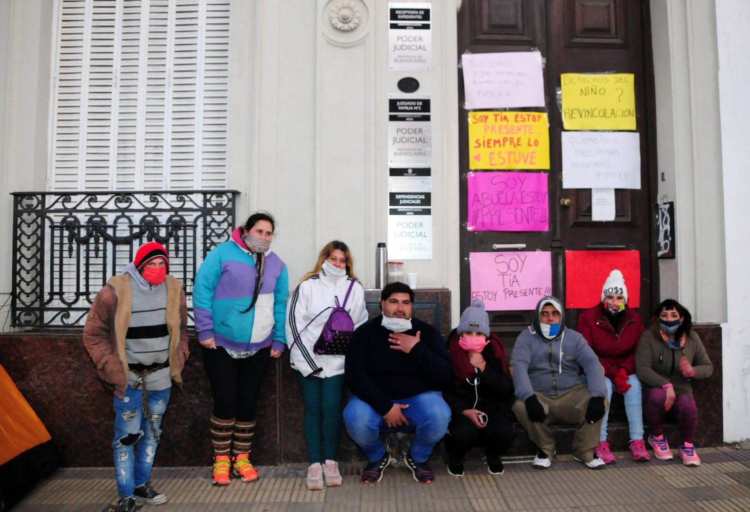 Un grupo de padres y madres acampa en el Juzgado de Familia 2