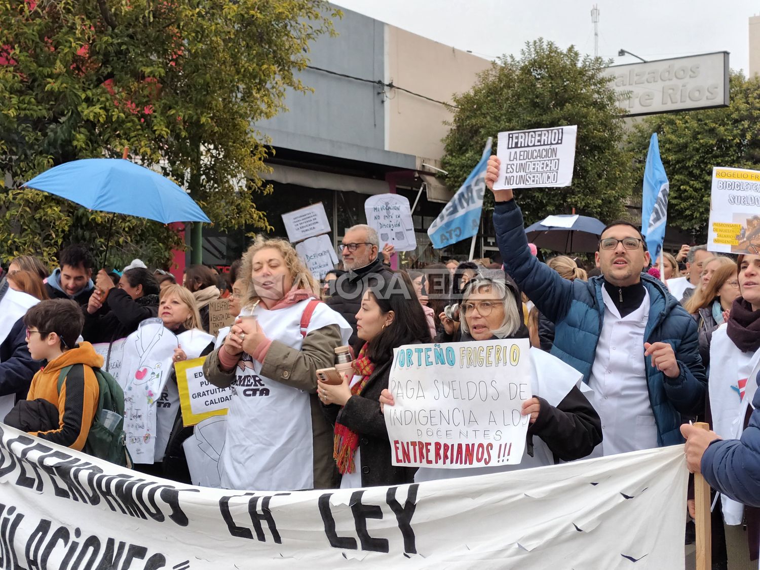 Cientos de docentes se manifestaron en el centro exigiéndole mejores sueldos al gobierno