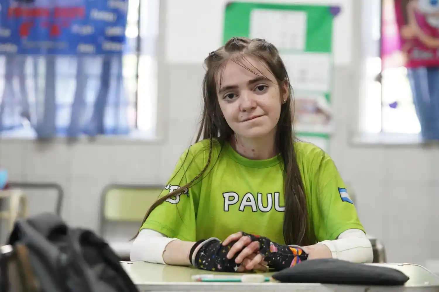 Paulina con su remera de promo de la primaria, mira al futuro y al nuevo tratamiento con mucha fe