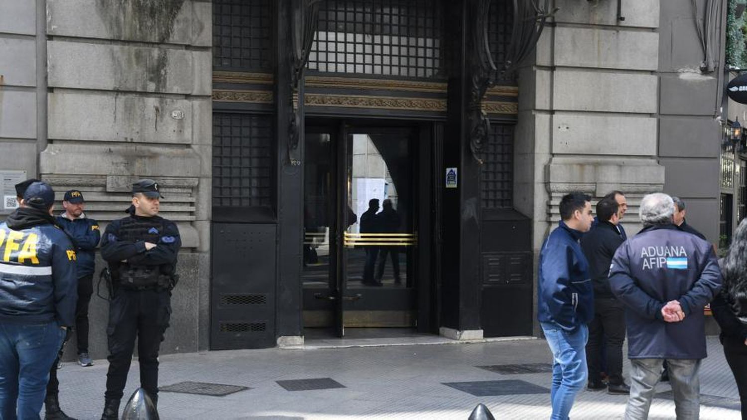 Allanaron "la mayor cueva de la city porteña" por maniobras con el dólar