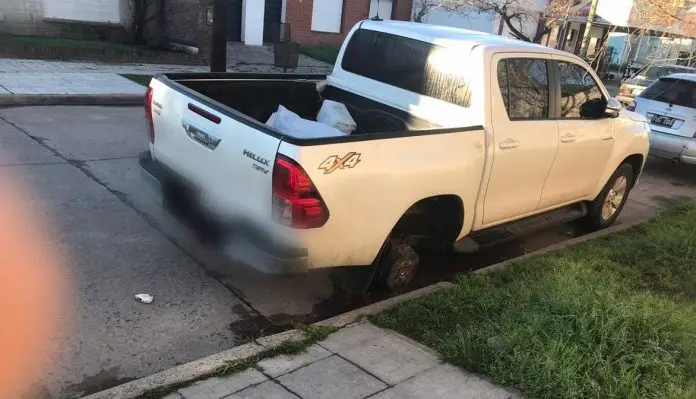 Alerta de vecinos por los robos de cubiertas de vehículos estacionados