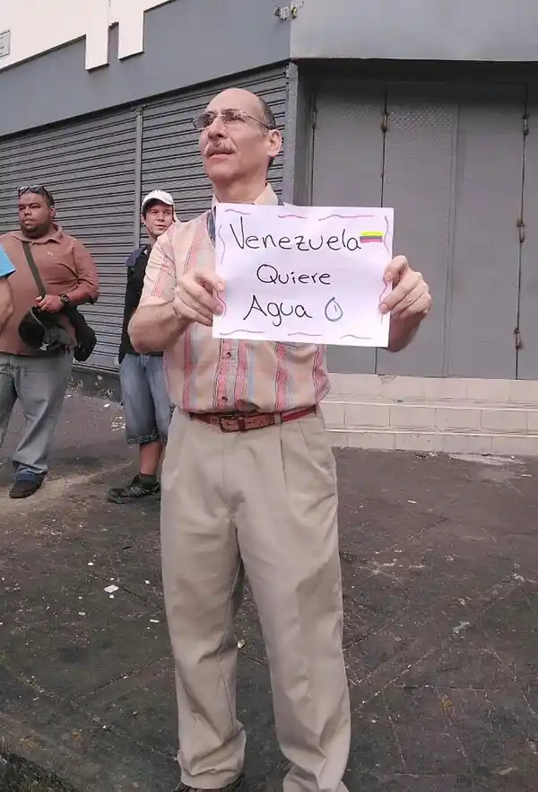 Cientos de venezolanos protestan por la falta de agua