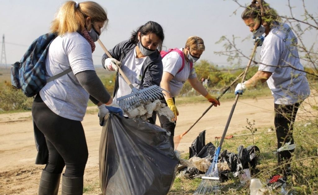 Un grupo de mujeres trabaja por un Alto Verde más limpio