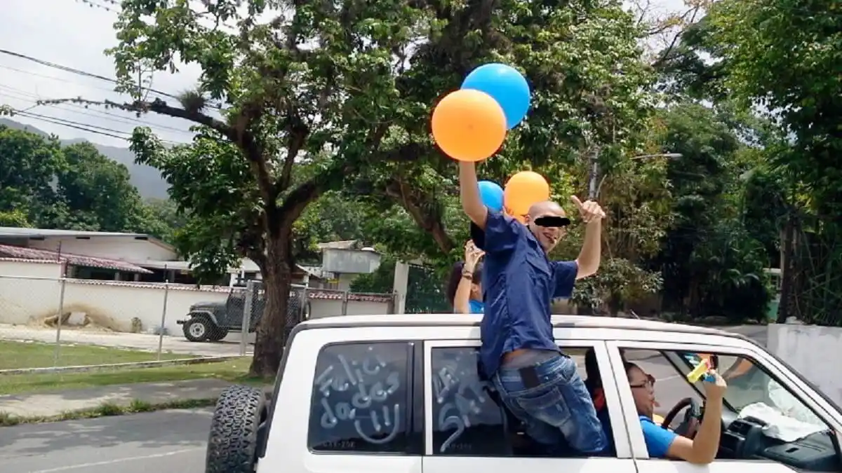 ¿TE GRADUASTE Y QUIERES CELEBRAR con una caravana? Ahora no se puede y te decimos por qué