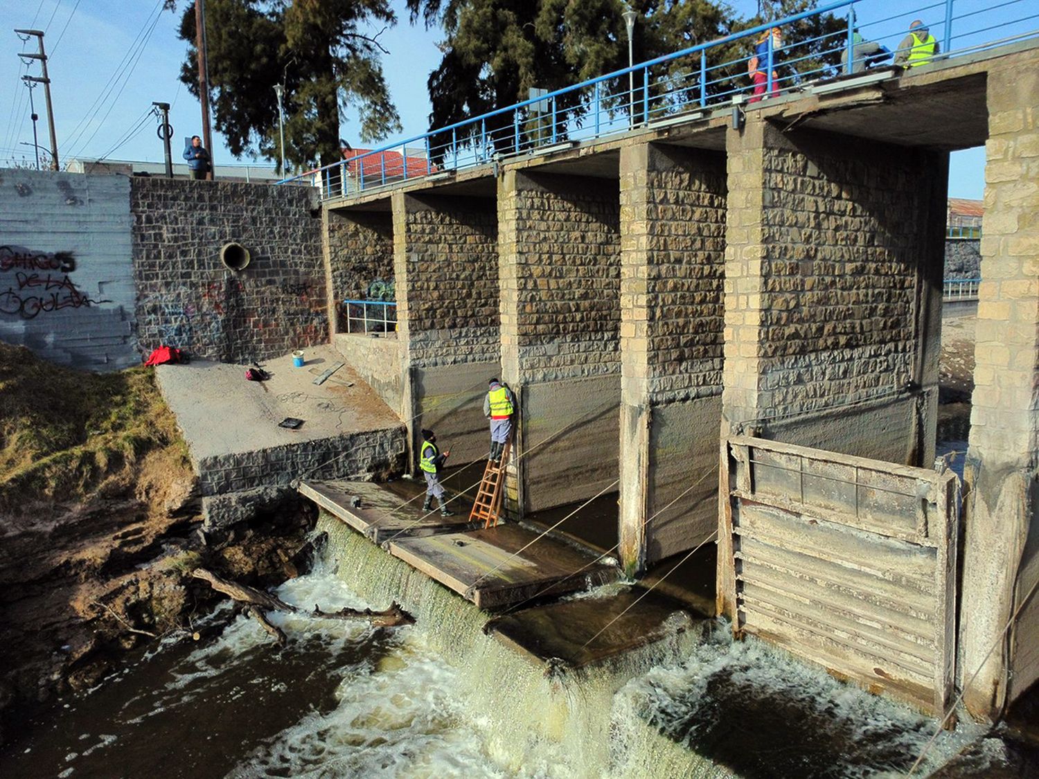Trabajos. En las compuertas del arroyo Tapalqué