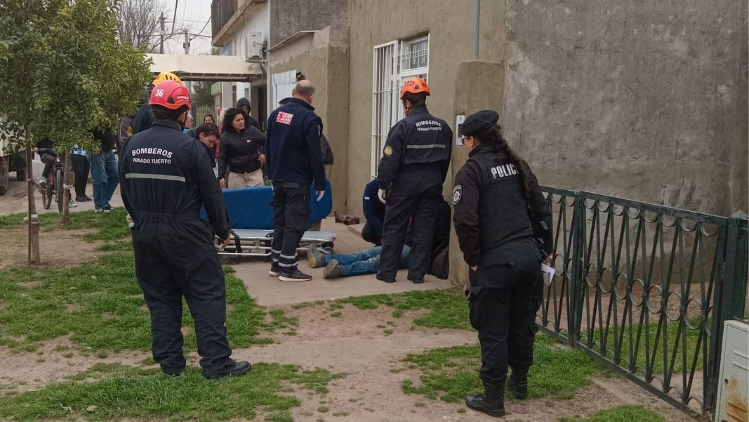 Bomberos junto a personal del SIES 107 atendieron al masculino lesionado.