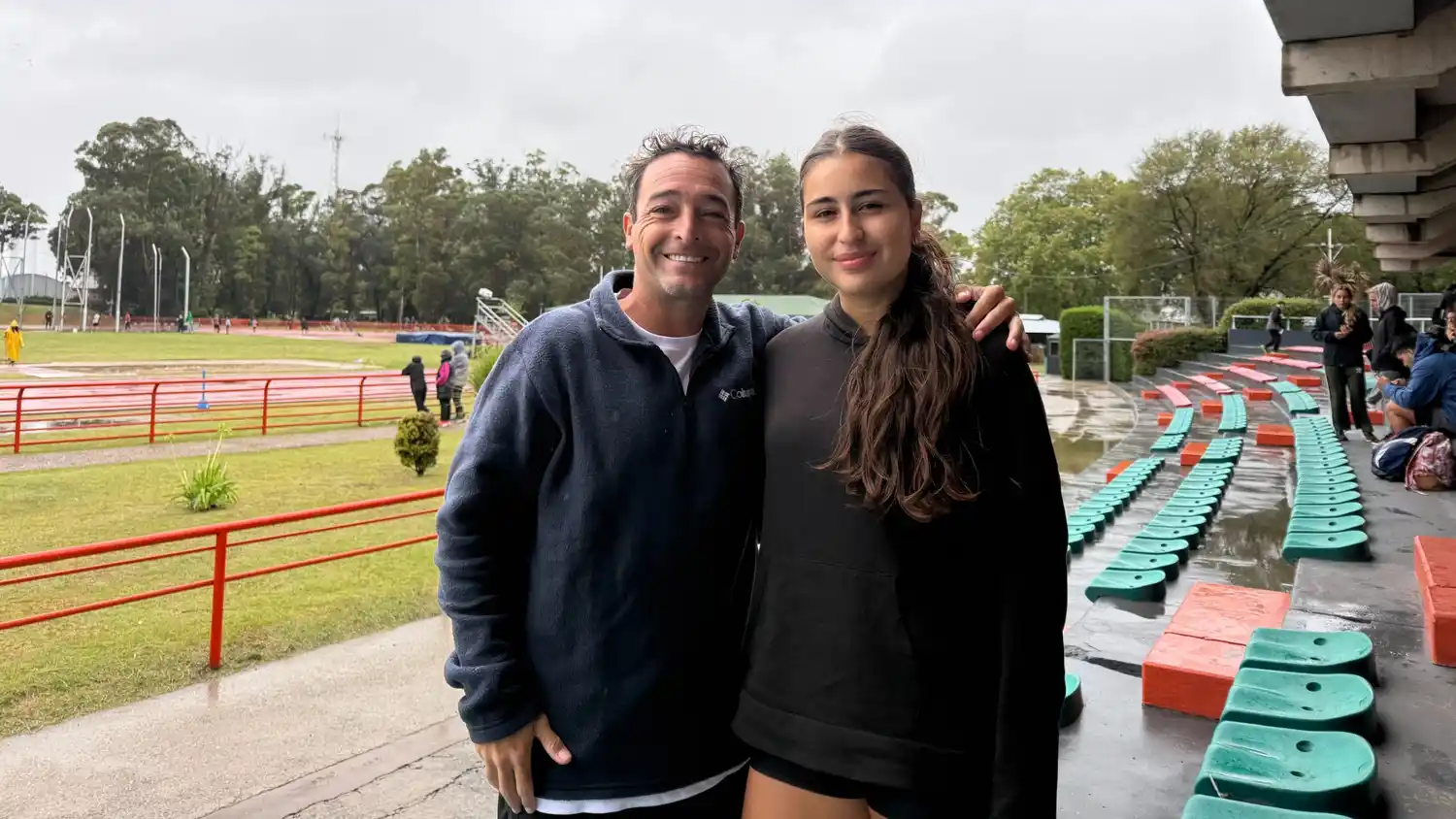 La atleta Rosario Coronel, junto al entrenador Mauro Cabrera