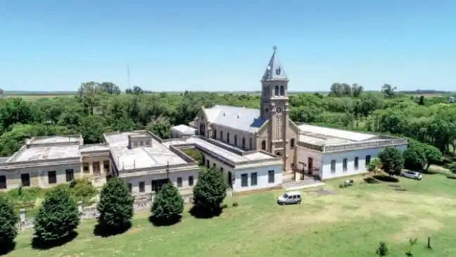 La capilla atrae a visitantes de todo el país que aprecian su estilo arquitectónico.